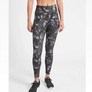 EUC Athleta Rainier Printed Tight, Frozen Floral Grey SIZE M running walking
